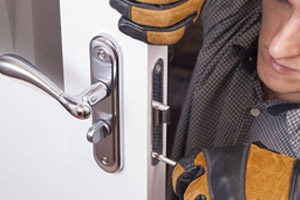 Professionnel changeant la serrure d'une porte